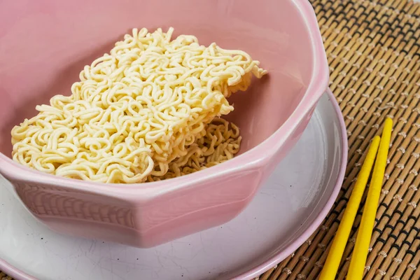 Macarrão Seco Instantâneo Rápido Com Salsa Tigela Rosa Tapete Bambu — Fotografia de Stock