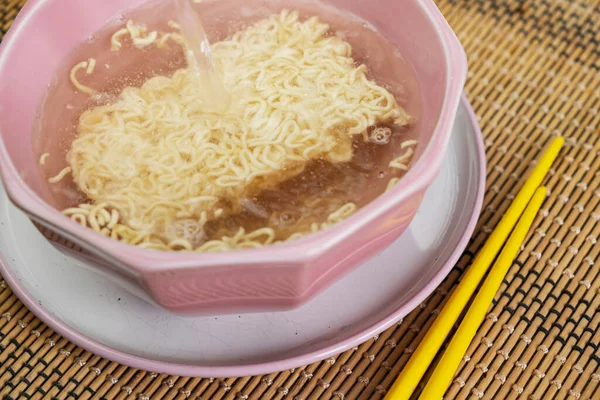 Macarrão Seco Instantâneo Rápido Com Derramamento Água Quente Tigela Rosa — Fotografia de Stock