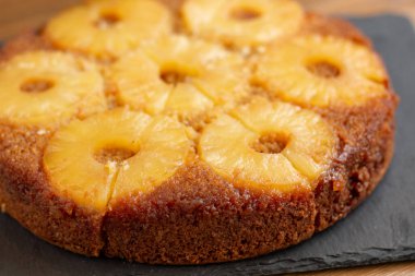 Karamelli ananas halkalı kek.