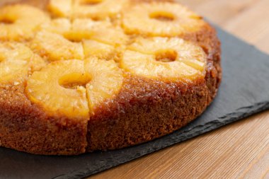 Karamelli ananas halkalı kek.