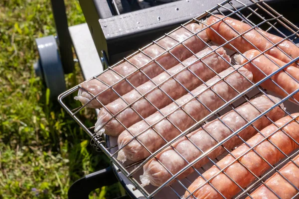 Rohe Würste Auf Dem Holzkohlegrill Sommerpicknick Der Natur Grillen Vom — Stockfoto