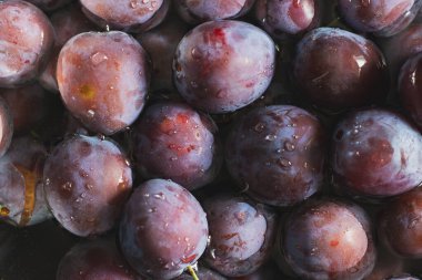 Bir sürü olgun organik erik arka planda, sonbahar hasadı