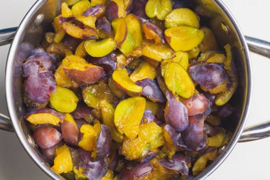 Tahta kaşıkla erik reçeli, bahar hasat konserveleri