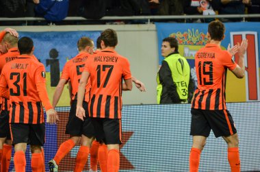 Lviv, Ukrayna - Nis 28: Shakhtar oyuncular atılan bir gol kutlamak