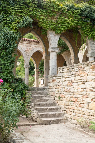 Romerskt bad i gården av Balchik palace, Bulgarien — Stockfoto