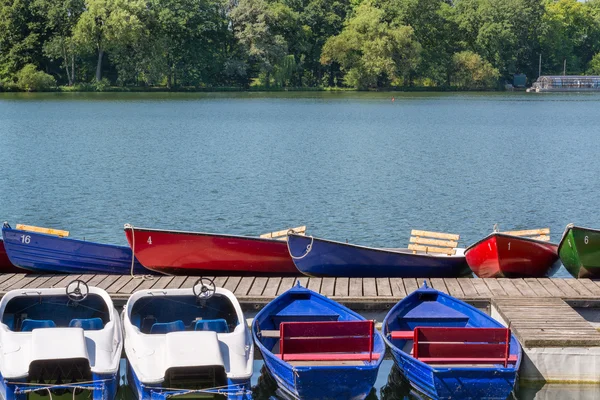 Många båtar i sommar dag, Maschsee, Hannover, Tyskland — Stockfoto