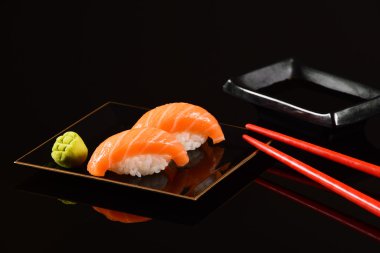 Somon nigiri suşi
