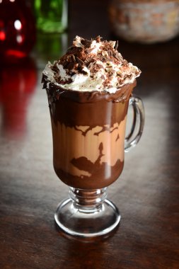 Sıcak çikolata kupası.