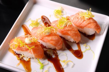 Somon nigiri suşi