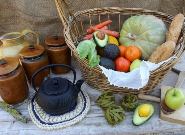 Bodegón con verduras y cerámica —  Fotos de Stock
