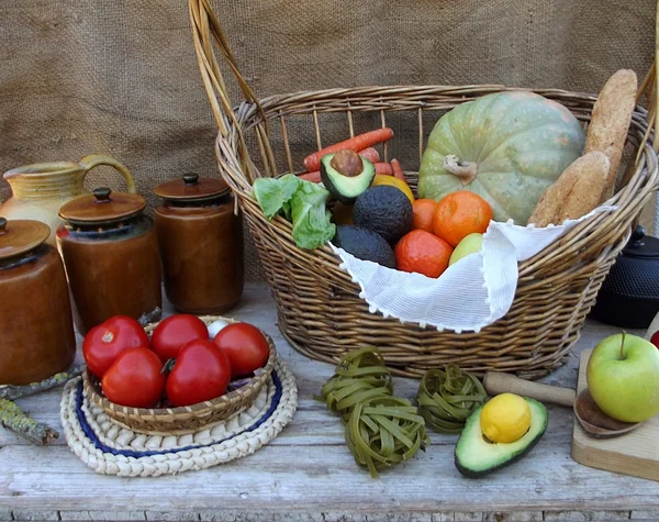Bodegón con verduras y cerámica — Foto de Stock