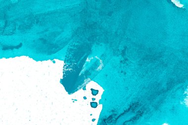 Açık mavi ve beyaz el çizilmiş suluboya arkaplan.