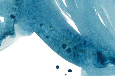 Beyaz arkaplanda izole edilmiş mavi soyut suluboya şekli.