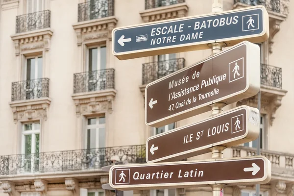 パリのランドマークへの道標 — ストック写真