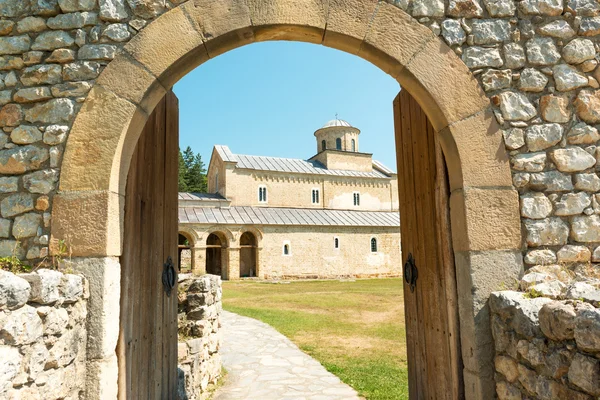 Entrada al Monasterio de Sopocani — Foto de Stock