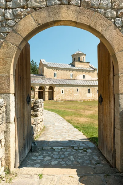 Entrada al Monasterio de Sopocani — Foto de Stock