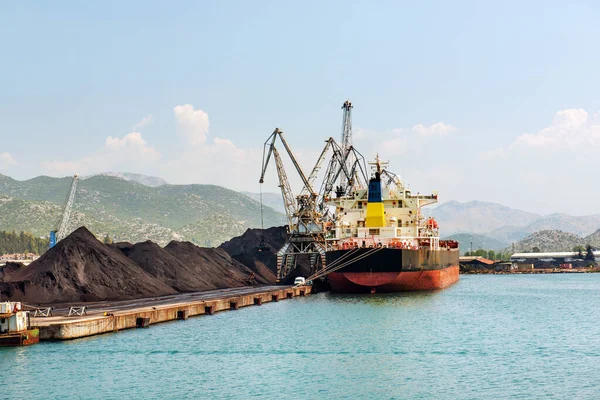 Coal Unloaded Industrial Cranes Freight Vessel International Port Ploce Croatia — Stock Photo, Image