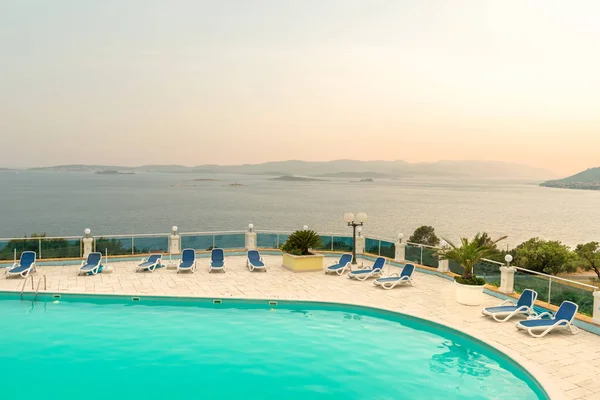 Hermosa Gran Piscina Sin Personas Costa Adriática Croata Durante Puesta — Foto de Stock