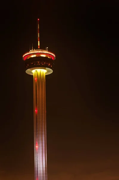 米国テキサス州サンアントニオのダウンタウンのヘミフェア地区にあるアメリカのイルミネートタワー — ストック写真