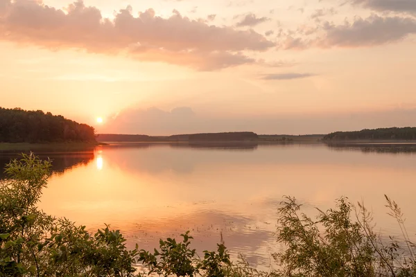 Lac au lever du soleil — Photo