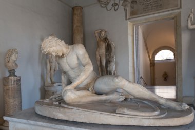 Ünlü ölen Galyalı heykeli