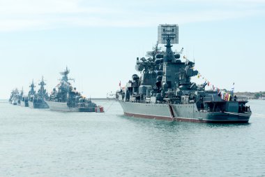 9 Mayıs 2014: Rusya savaş gemilerinin geçit töreni 9 Mayıs 2014 'te Zafer Günü' nü kutluyor. Körfezdeki Rus donanması.