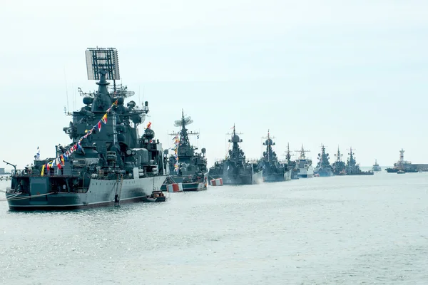 2014年5月9日 2014年5月9日の勝利の日を祝うロシア軍艦のパレード 湾内のロシア海軍艦隊 — ストック写真