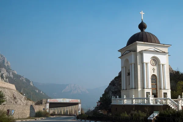 Iglesia de Whire cerca de la carretera — Foto de Stock