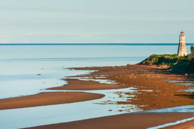 Konfederasyon köprüsündeki Jourimain Burnu deniz feneri Northumberland boğazı boyunca New Brunswick ve Kanada 'nın Prens Edward Adası eyaletleri arasında.