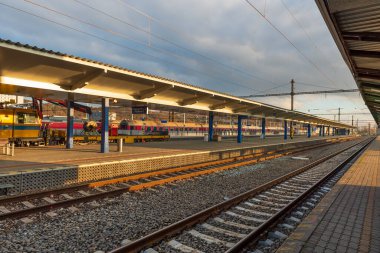 Doğu Slovakya 'daki Kosice Tren İstasyonu' nun rayları ve platformları