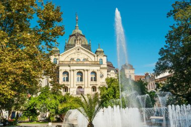 Kosice Ulusal Tiyatrosu Barok tarzında, Singing Fountain ön planda, ana caddede, Kosice Old Town, Slovakya