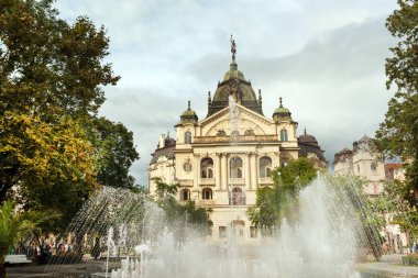 Kosice Ulusal Tiyatrosu Barok tarzında, Singing Fountain ön planda, ana caddede, Kosice Old Town, Slovakya