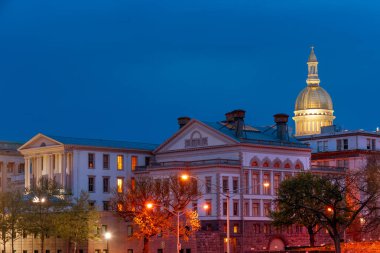 New Jersey, Trenton 'da gece vakti altın kubbeyle aydınlatılmış NJ eyalet başkenti kompleksi