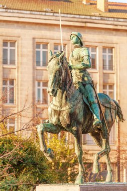 Jeanne d 'Arc' ın Bronz binicilik heykeli 1896 yılında açıldı ve Fransa 'nın Reims şehrindeki Notre-Dame de Reims Katedrali yakınlarında yer aldı.