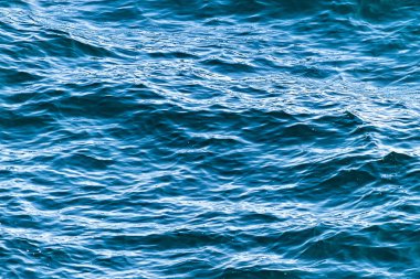 Mavi deniz suyu dalgaları. Krimea Adası.