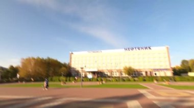 Güvercinler meydan boyunca akın eder. dairesel panorama