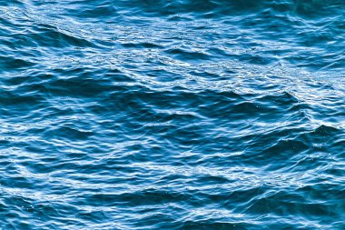 Mavi deniz suyu dalgaları. Krimea Adası.