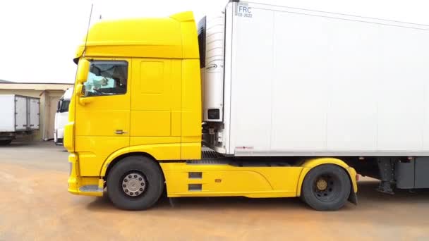 Truck Yellow Cabin White Refrager Surgut Russia July 2020 — Stock Video