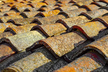 Çatıda kiremit var. Kırım 'daki eski bir Bulgar evinin parçası.