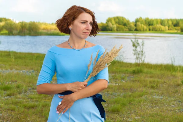 Vrouw Blauwe Jurk Met Boeket Bloemen Staat Weg Tegen Groene — Stockfoto