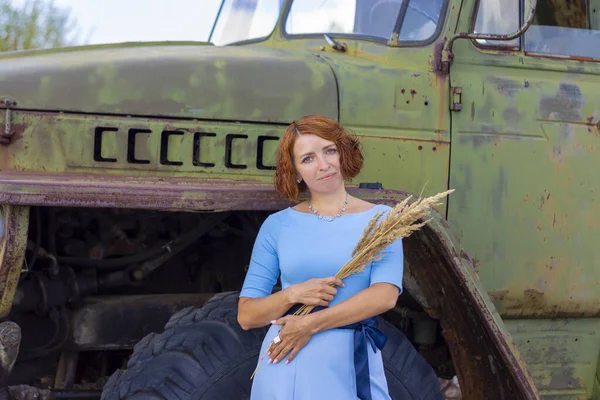 Vrouw Het Blauw Met Bloemen Buurt Van Oude Vuile Truck — Stockfoto