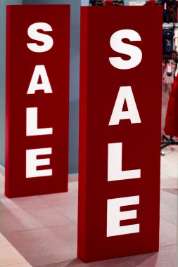 Satış dünyası kırmızı ışık kutusu. Butiğe giriş kapısı. Yandan görüntüle.