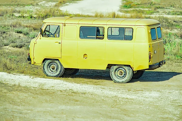 Minibús Amarillo Lado Carretera Rural Minibús Amarillo Lado Una Carretera —  Fotos de Stock