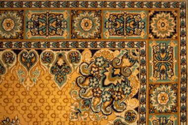 Eski bir Rus halısının parçası. Ağır, tüylü desenli bir kumaştan yapılmış. Önden bak. Kahverengi ve sarı.