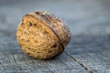 Ahşap yüzeyde ceviz ağacı meyvesi. Mavi görüntü. Önden bak, küçük bir alan derinliği..