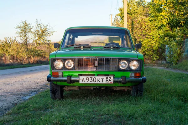 1970 Coche Jiguli Vaz 2101 Verde Lado Carretera Del Pueblo — Foto de Stock