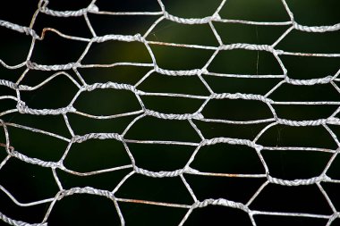 Demir hasır örgüsü. Altıgen hücre. Koyu bir arkaplan.