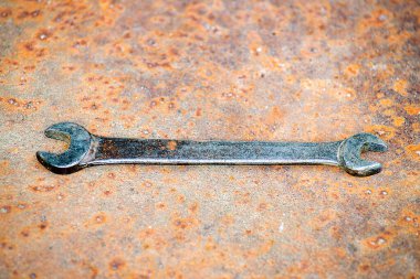 Paslı arka planda Rusty Wrench. Hedef vuruldu. Ön ve üst görünüm.