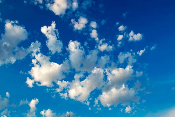 Cielo Azul Hermosas Nubes Columnas Vista Desde Abajo — Foto de Stock