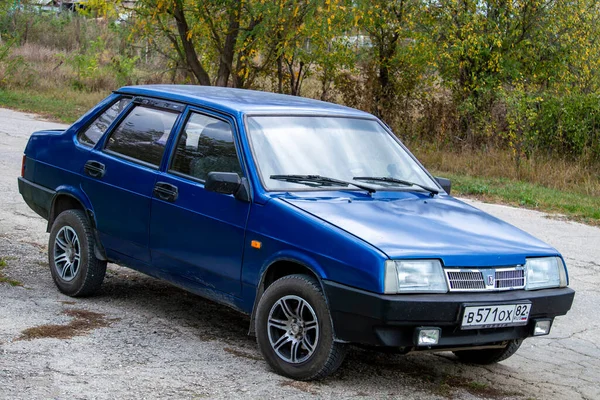 Auto Vaz 21099 Modrá Barva Pohled Zepředu Strany Silnici Kurskoe — Stock fotografie